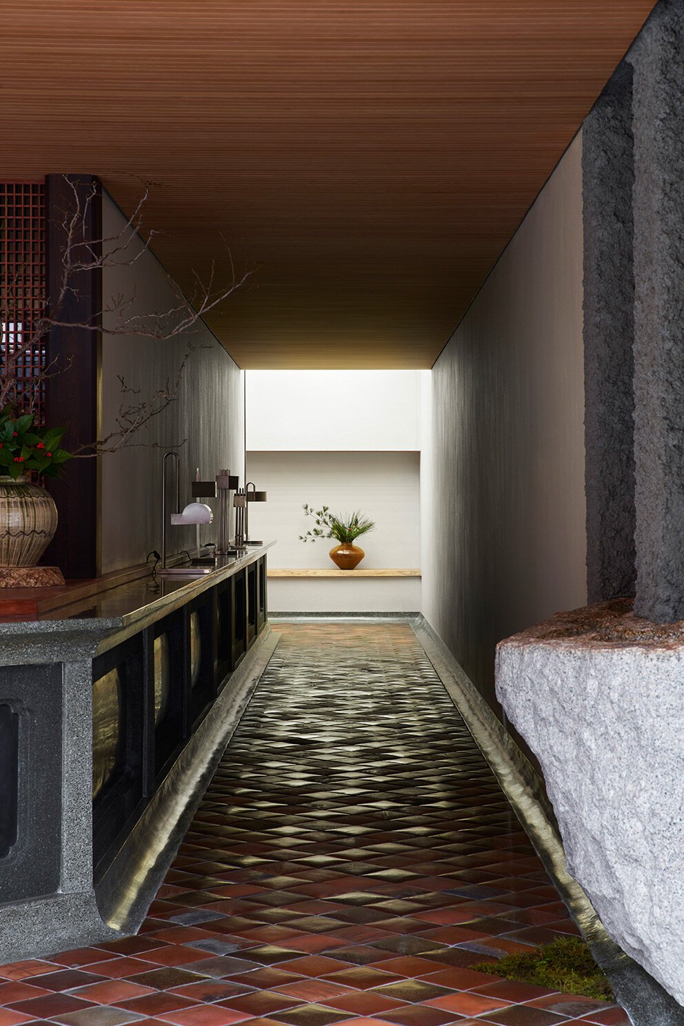 带有铜瓦的深屋檐可以保护下川彻的日本麻糬店免受雨淋