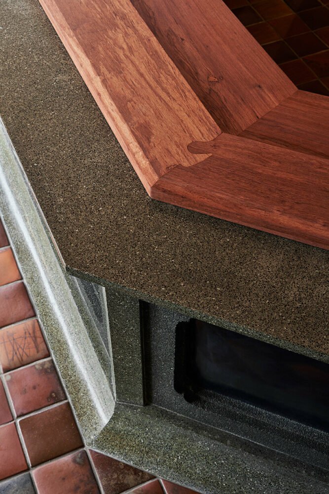 带有铜瓦的深屋檐可以保护下川彻的日本麻糬店免受雨淋