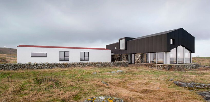 Denizen Works 的发光“Mannal House”坐落在苏格兰岩石海岸的顶部