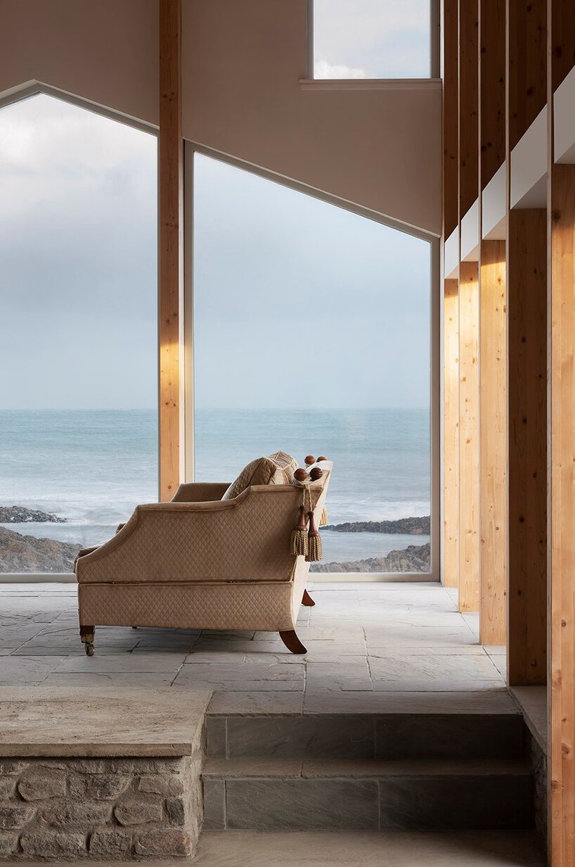 Denizen Works 的发光“Mannal House”坐落在苏格兰岩石海岸的顶部