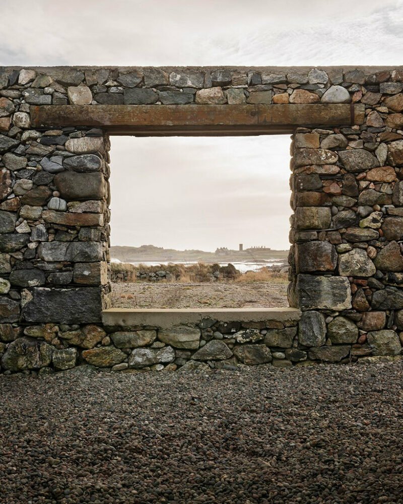 Denizen Works 的发光“Mannal House”坐落在苏格兰岩石海岸的顶部