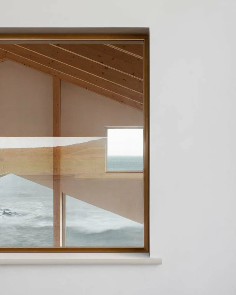 Denizen Works 的发光“Mannal House”坐落在苏格兰岩石海岸的顶部