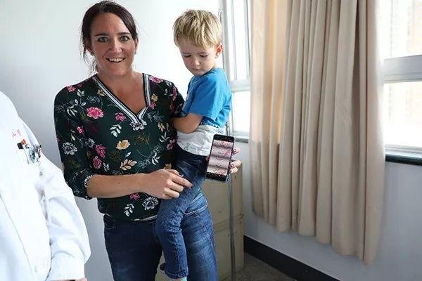 因为一篇论文 德国母亲带 5 岁儿子来上海寻医手术成功