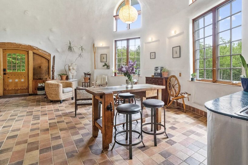 在缅因州沿海的树林中，一位艺术家手工制作的圆顶住宅正在出售