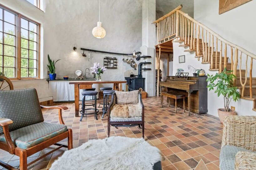 在缅因州沿海的树林中，一位艺术家手工制作的圆顶住宅正在出售