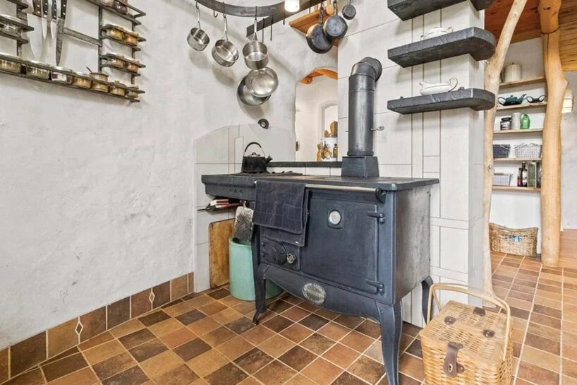 在缅因州沿海的树林中，一位艺术家手工制作的圆顶住宅正在出售