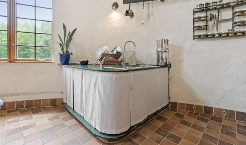 在缅因州沿海的树林中，一位艺术家手工制作的圆顶住宅正在出售