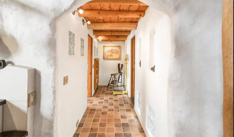 在缅因州沿海的树林中，一位艺术家手工制作的圆顶住宅正在出售