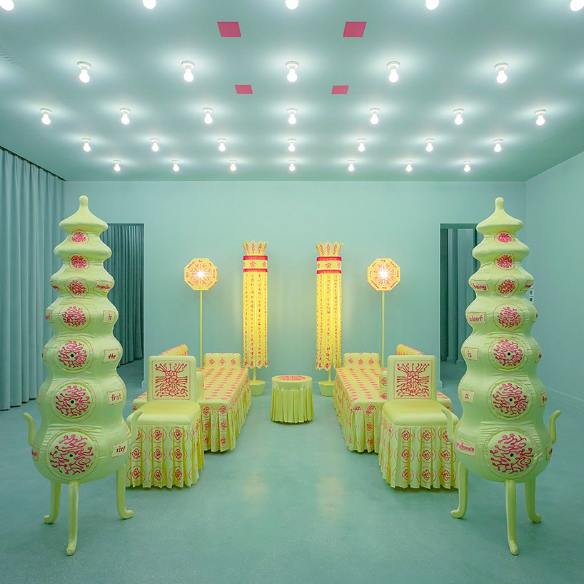 duyi han 设计的古怪公寓配有绣有分子几何形状的家具