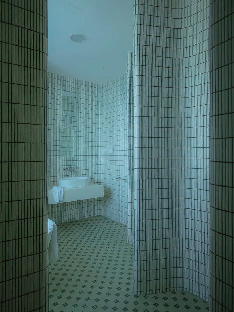 duyi han 设计的古怪公寓配有绣有分子几何形状的家具