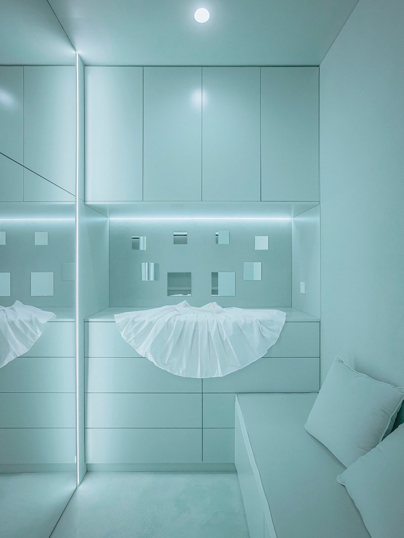 duyi han 设计的古怪公寓配有绣有分子几何形状的家具