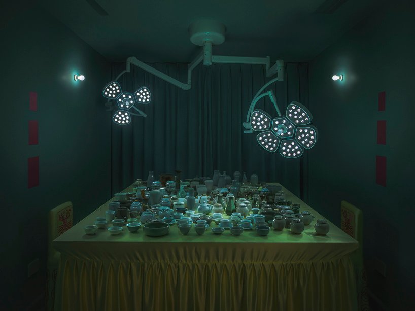 duyi han 设计的古怪公寓配有绣有分子几何形状的家具