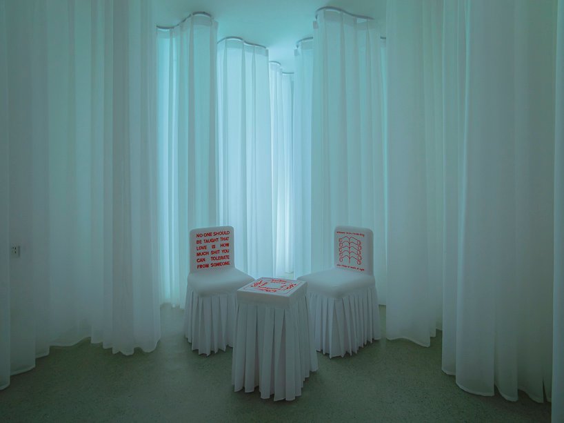 duyi han 设计的古怪公寓配有绣有分子几何形状的家具