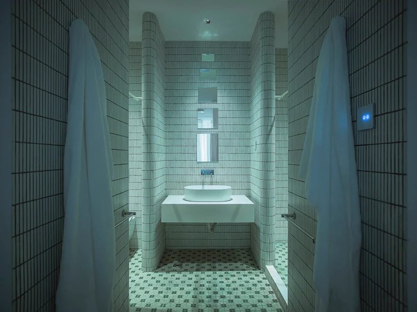 duyi han 设计的古怪公寓配有绣有分子几何形状的家具