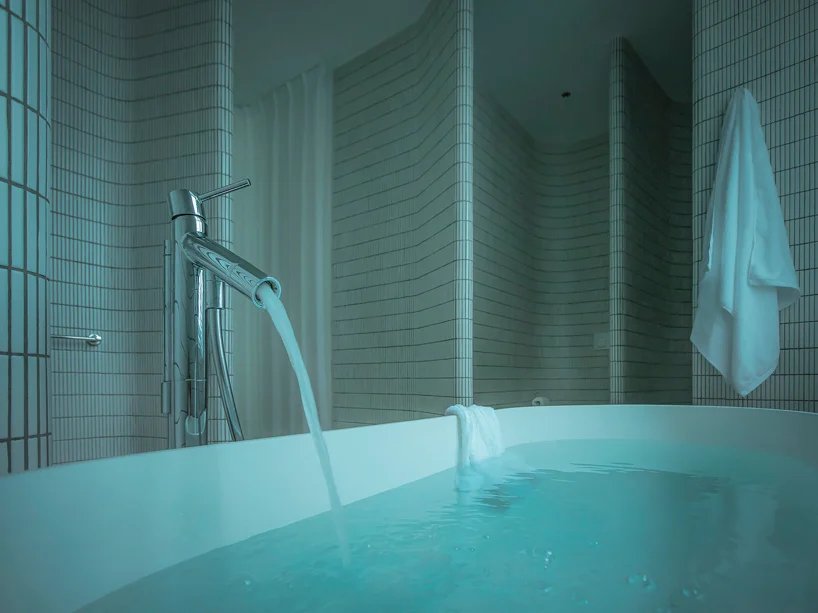 duyi han 设计的古怪公寓配有绣有分子几何形状的家具