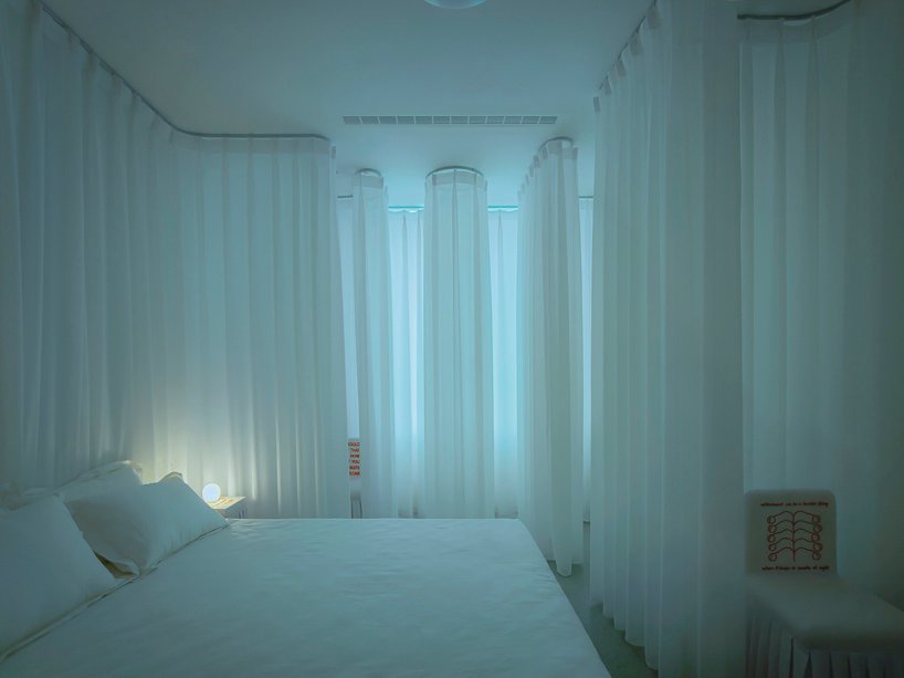 duyi han 设计的古怪公寓配有绣有分子几何形状的家具