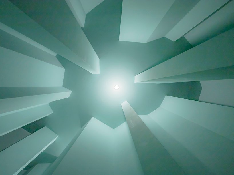 duyi han 设计的古怪公寓配有绣有分子几何形状的家具