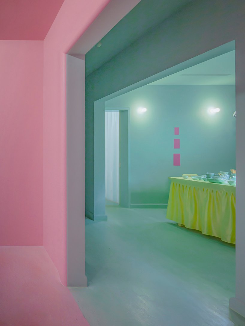 duyi han 设计的古怪公寓配有绣有分子几何形状的家具