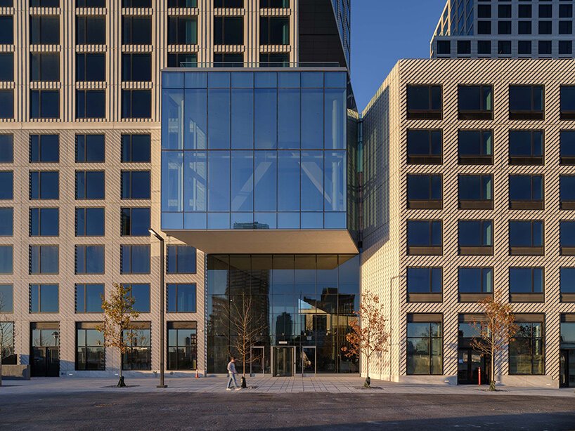 OMA 以新竣工的“鹰 + 西”塔楼点缀布鲁克林海滨 OMA 以新竣工的“鹰 + 西”塔楼点缀布鲁克林海滨