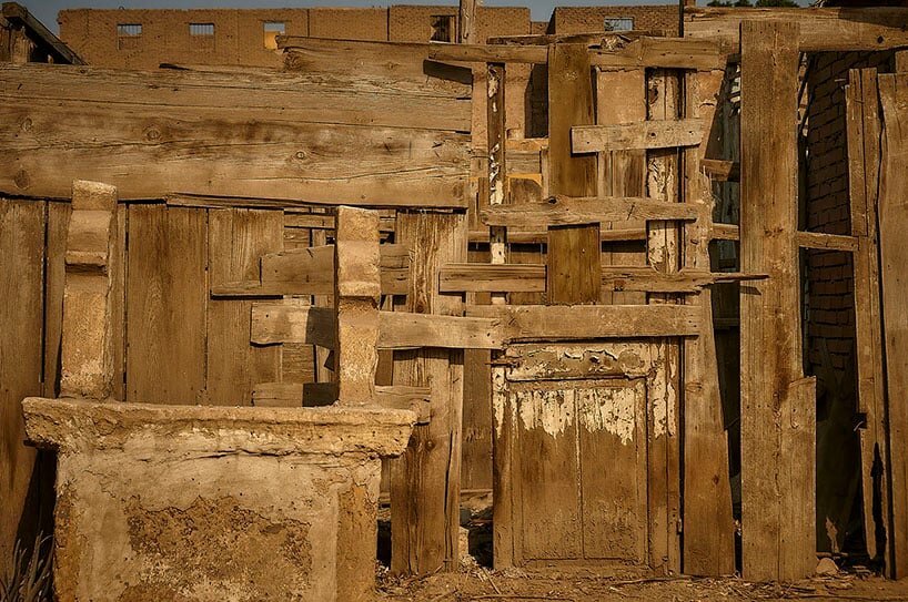 曼努埃尔·阿尔瓦雷斯·迪斯特罗 (manuel alvarezdiestro) 的照片系列中，城市肌理与埃及沙漠的墓地融为一体