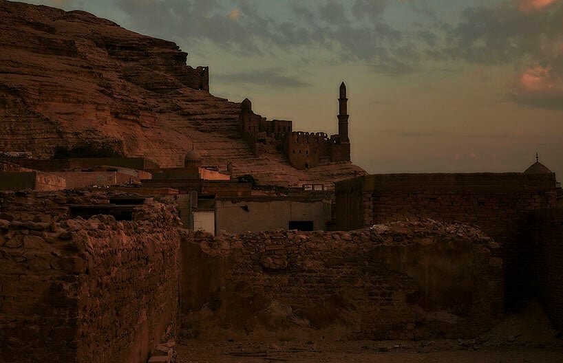 曼努埃尔·阿尔瓦雷斯·迪斯特罗 (manuel alvarezdiestro) 的照片系列中，城市肌理与埃及沙漠的墓地融为一体