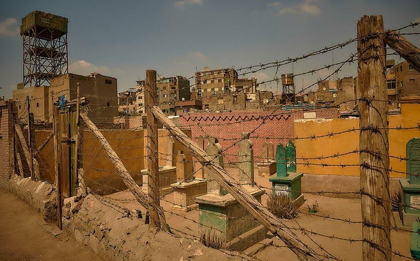 曼努埃尔·阿尔瓦雷斯·迪斯特罗 (manuel alvarezdiestro) 的照片系列中，城市肌理与埃及沙漠的墓地融为一体