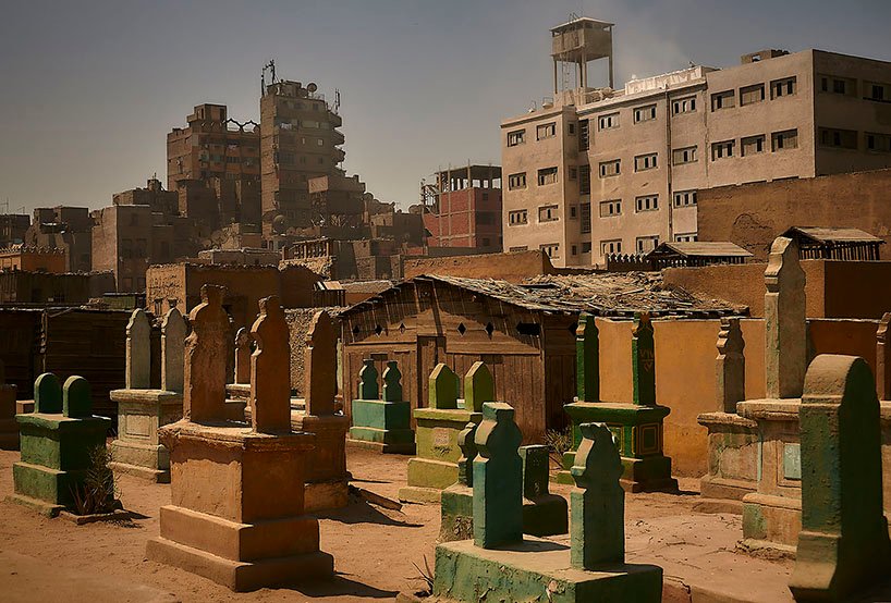 曼努埃尔·阿尔瓦雷斯·迪斯特罗 (manuel alvarezdiestro) 的照片系列中，城市肌理与埃及沙漠的墓地融为一体