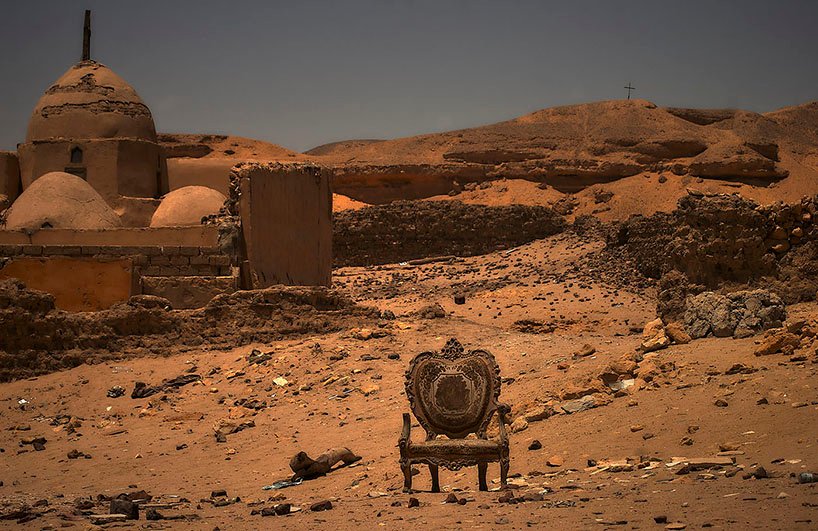 曼努埃尔·阿尔瓦雷斯·迪斯特罗 (manuel alvarezdiestro) 的照片系列中，城市肌理与埃及沙漠的墓地融为一体