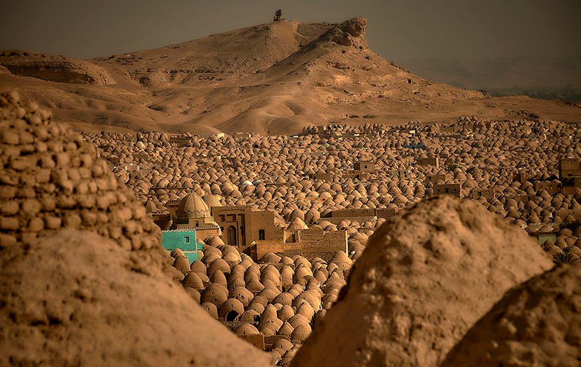 曼努埃尔·阿尔瓦雷斯·迪斯特罗 (manuel alvarezdiestro) 的照片系列中，城市肌理与埃及沙漠的墓地融为一体