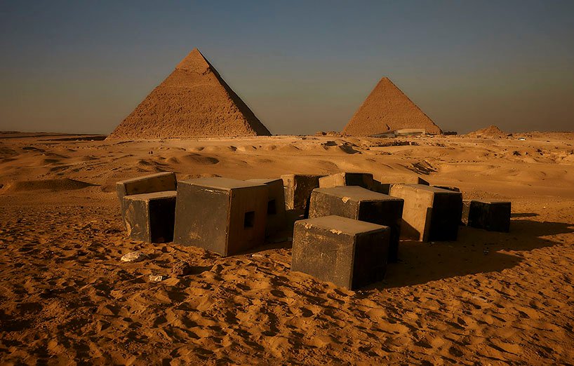 曼努埃尔·阿尔瓦雷斯·迪斯特罗 (manuel alvarezdiestro) 的照片系列中，城市肌理与埃及沙漠的墓地融为一体