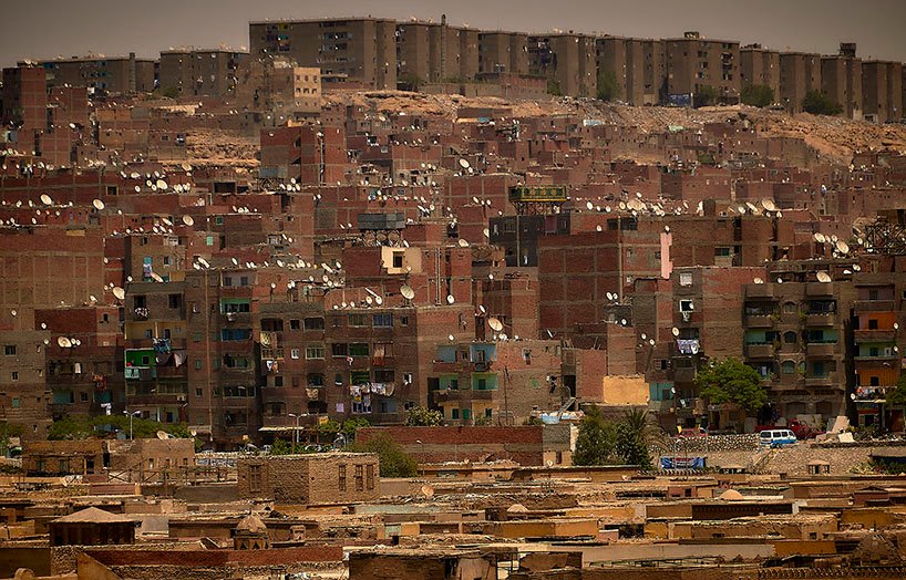 曼努埃尔·阿尔瓦雷斯·迪斯特罗 (manuel alvarezdiestro) 的照片系列中，城市肌理与埃及沙漠的墓地融为一体