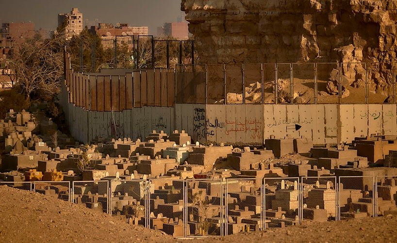 曼努埃尔·阿尔瓦雷斯·迪斯特罗 (manuel alvarezdiestro) 的照片系列中，城市肌理与埃及沙漠的墓地融为一体