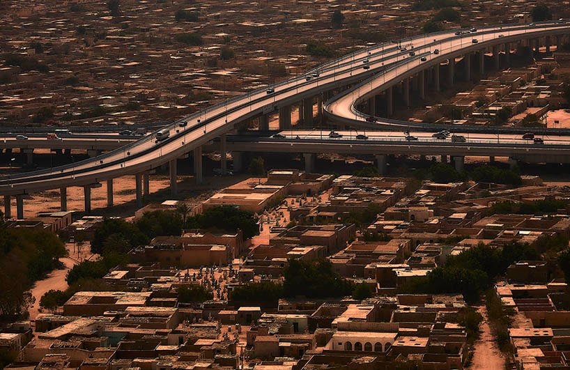 曼努埃尔·阿尔瓦雷斯·迪斯特罗 (manuel alvarezdiestro) 的照片系列中，城市肌理与埃及沙漠的墓地融为一体