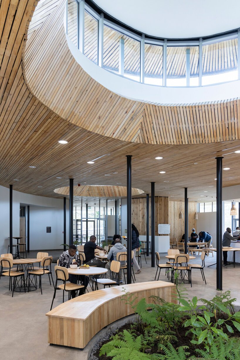 MASS 设计集团的新园区尊重卢旺达郁郁葱葱的火山和濒临灭绝的大猩猩