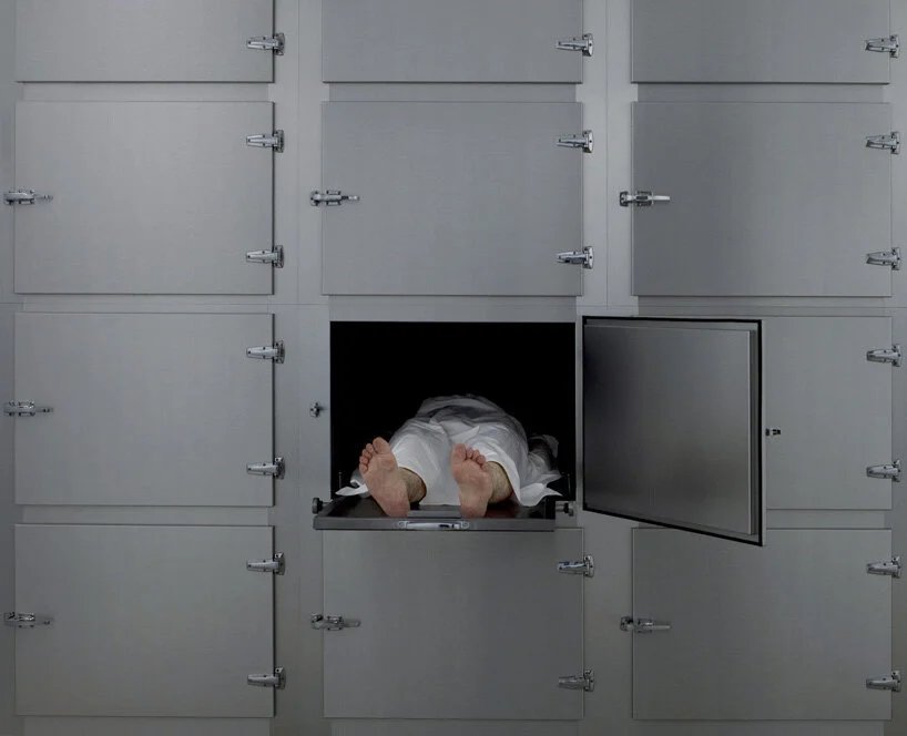 无用的尸体？Elmgreen & Dragset 展览在米兰普拉达基金会开幕