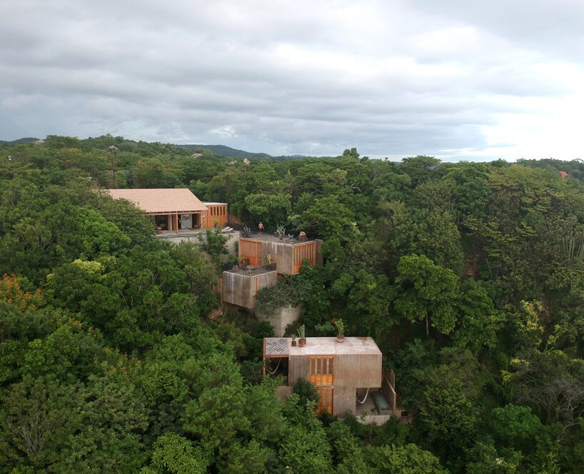 em-estudio 的 la extraviada 住宅暗示了瓦哈卡州上空的一群巨石