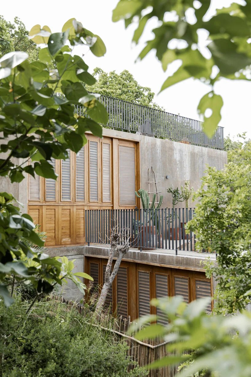 em-estudio 的 la extraviada 住宅暗示了瓦哈卡州上空的一群巨石