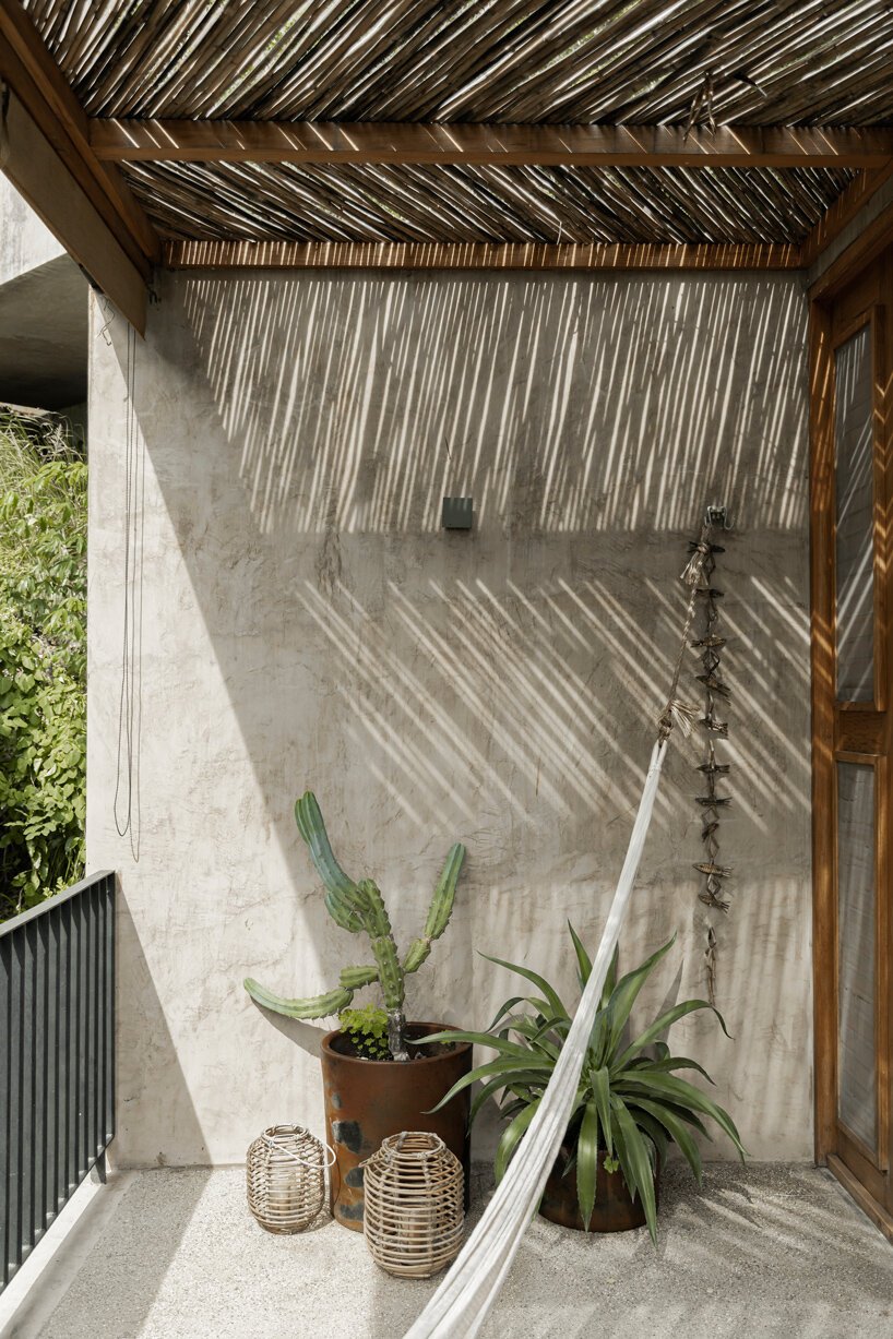 em-estudio 的 la extraviada 住宅暗示了瓦哈卡州上空的一群巨石