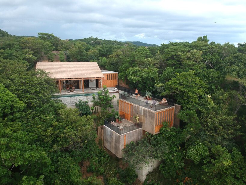 em-estudio 的 la extraviada 住宅暗示了瓦哈卡州上空的一群巨石