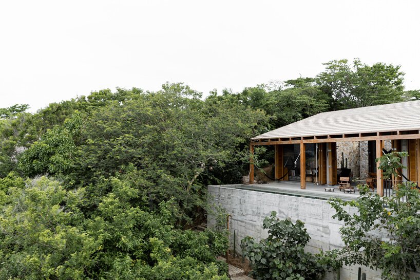 em-estudio 的 la extraviada 住宅暗示了瓦哈卡州上空的一群巨石