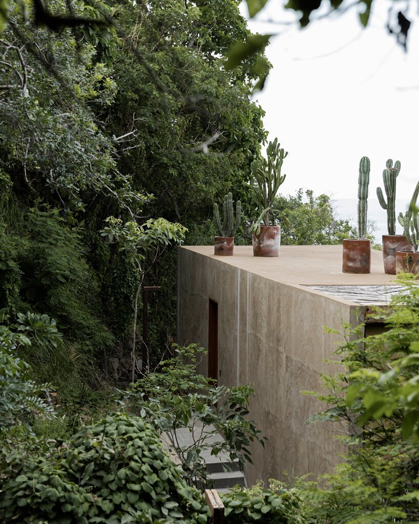 em-estudio 的 la extraviada 住宅暗示了瓦哈卡州上空的一群巨石