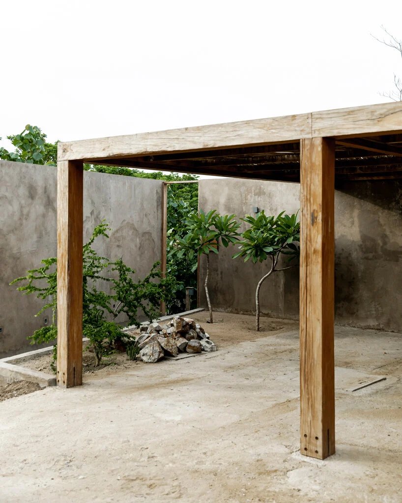 em-estudio 的 la extraviada 住宅暗示了瓦哈卡州上空的一群巨石