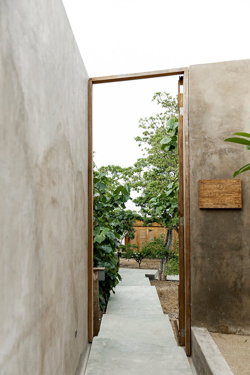 em-estudio 的 la extraviada 住宅暗示了瓦哈卡州上空的一群巨石