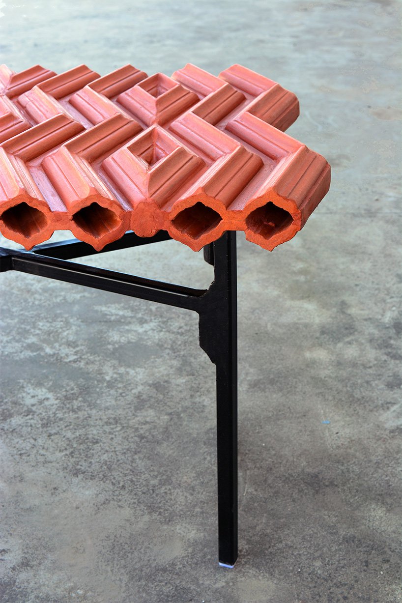 manoj patel 在雕塑户外家具系列中重新利用粘土屋顶瓦片 manoj patel 在雕塑户外家具系列中重新利用粘土屋顶瓦片