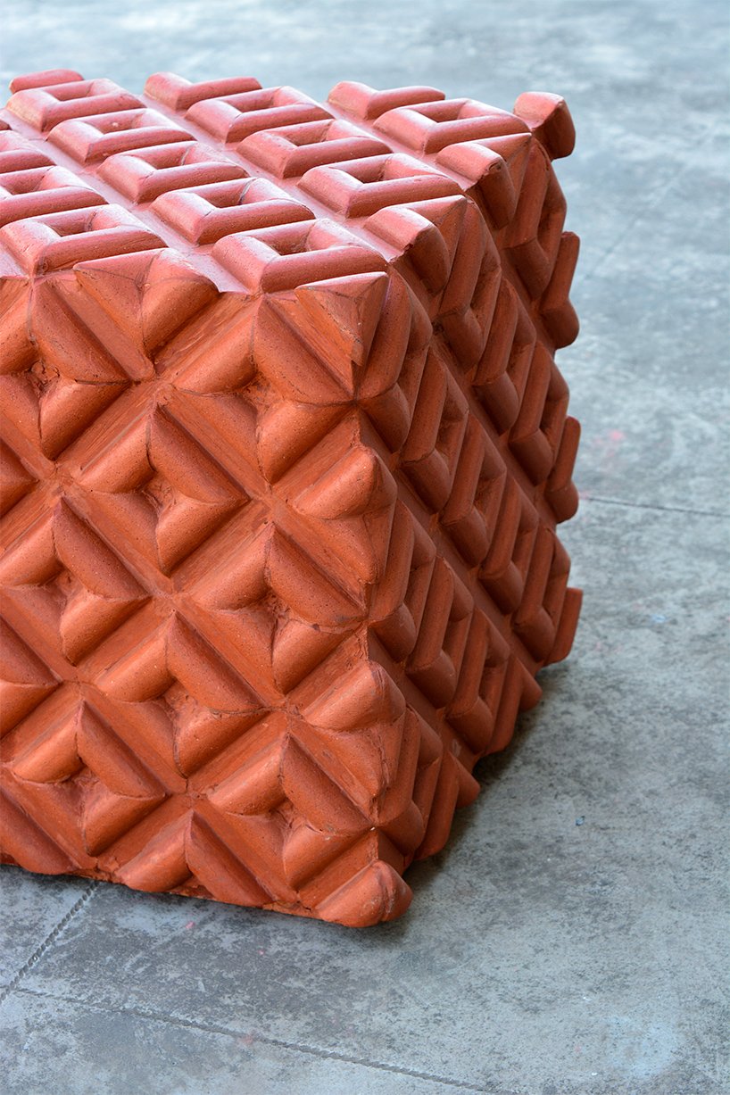 manoj patel 在雕塑户外家具系列中重新利用粘土屋顶瓦片 manoj patel 在雕塑户外家具系列中重新利用粘土屋顶瓦片