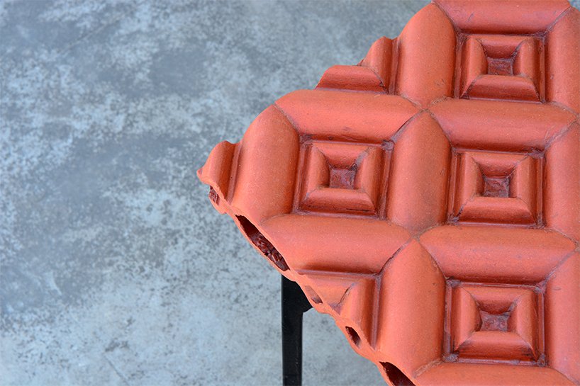 manoj patel 在雕塑户外家具系列中重新利用粘土屋顶瓦片 manoj patel 在雕塑户外家具系列中重新利用粘土屋顶瓦片