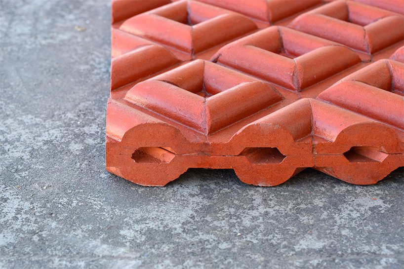 manoj patel 在雕塑户外家具系列中重新利用粘土屋顶瓦片 manoj patel 在雕塑户外家具系列中重新利用粘土屋顶瓦片