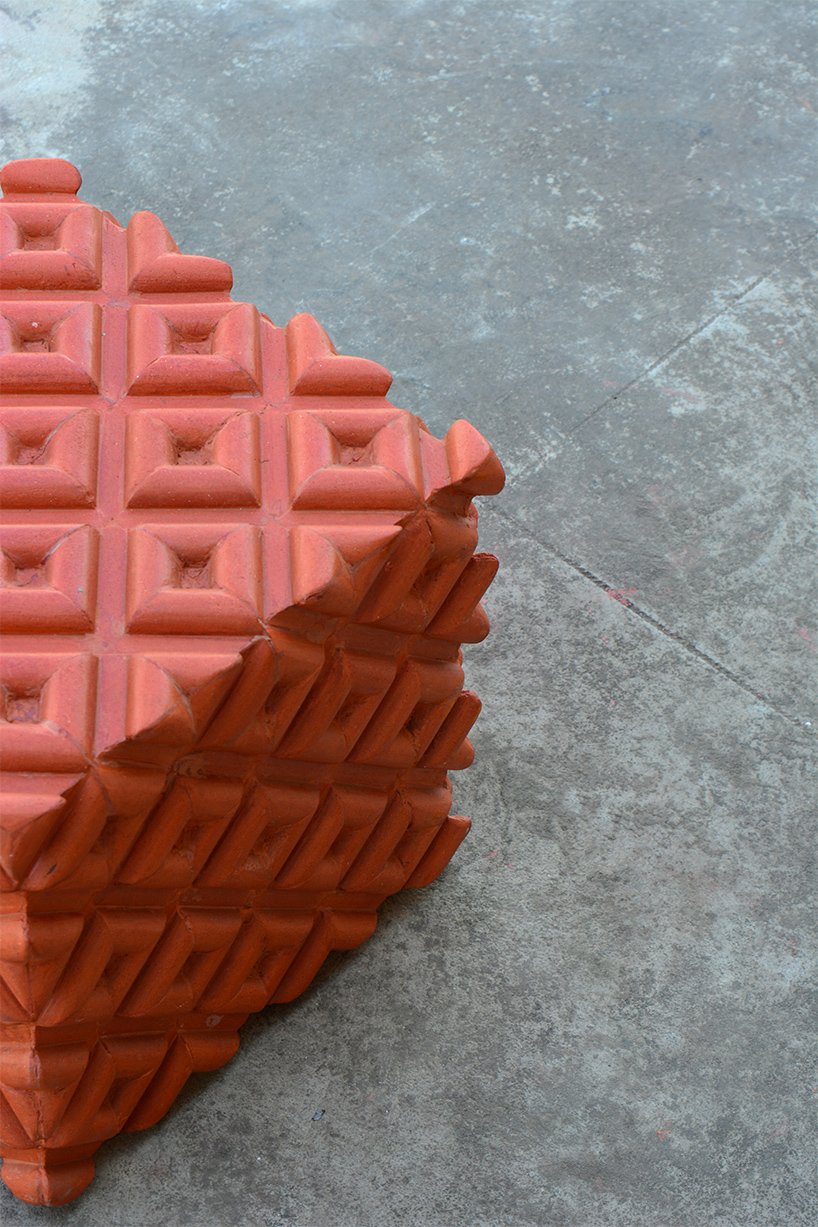 manoj patel 在雕塑户外家具系列中重新利用粘土屋顶瓦片 manoj patel 在雕塑户外家具系列中重新利用粘土屋顶瓦片