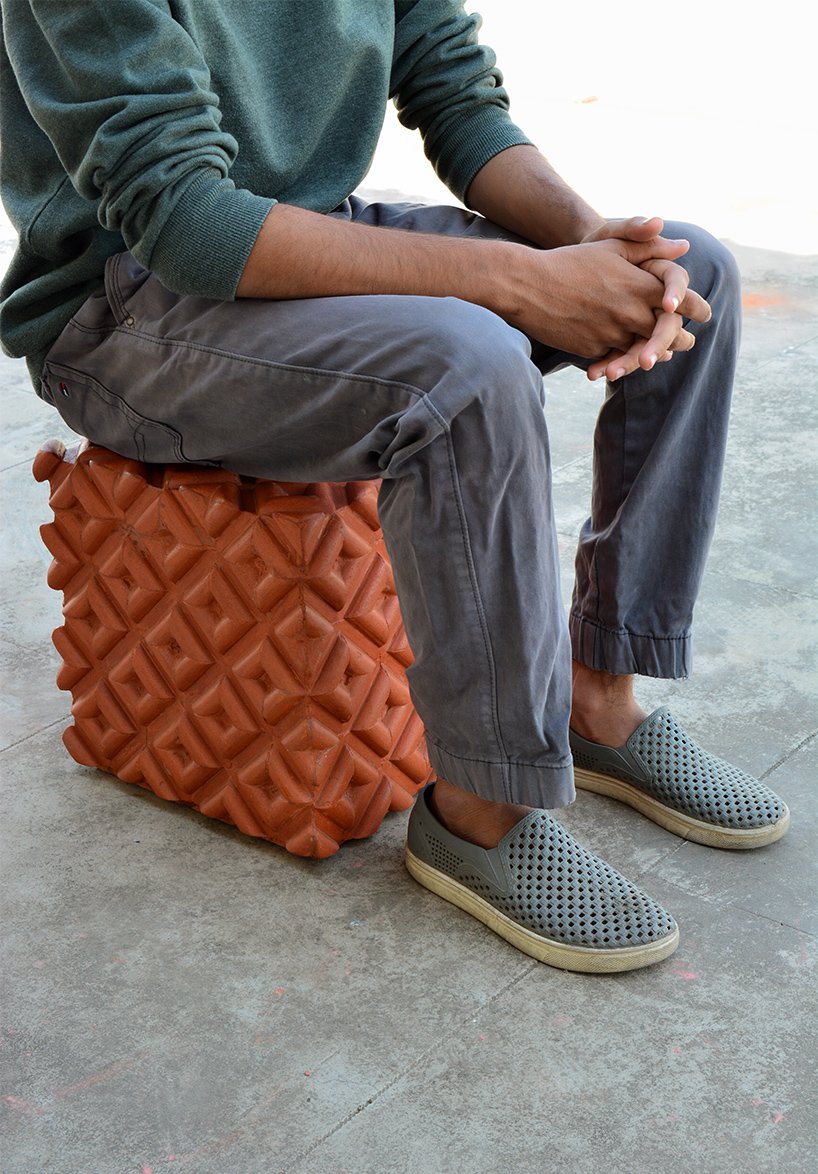 manoj patel 在雕塑户外家具系列中重新利用粘土屋顶瓦片 manoj patel 在雕塑户外家具系列中重新利用粘土屋顶瓦片