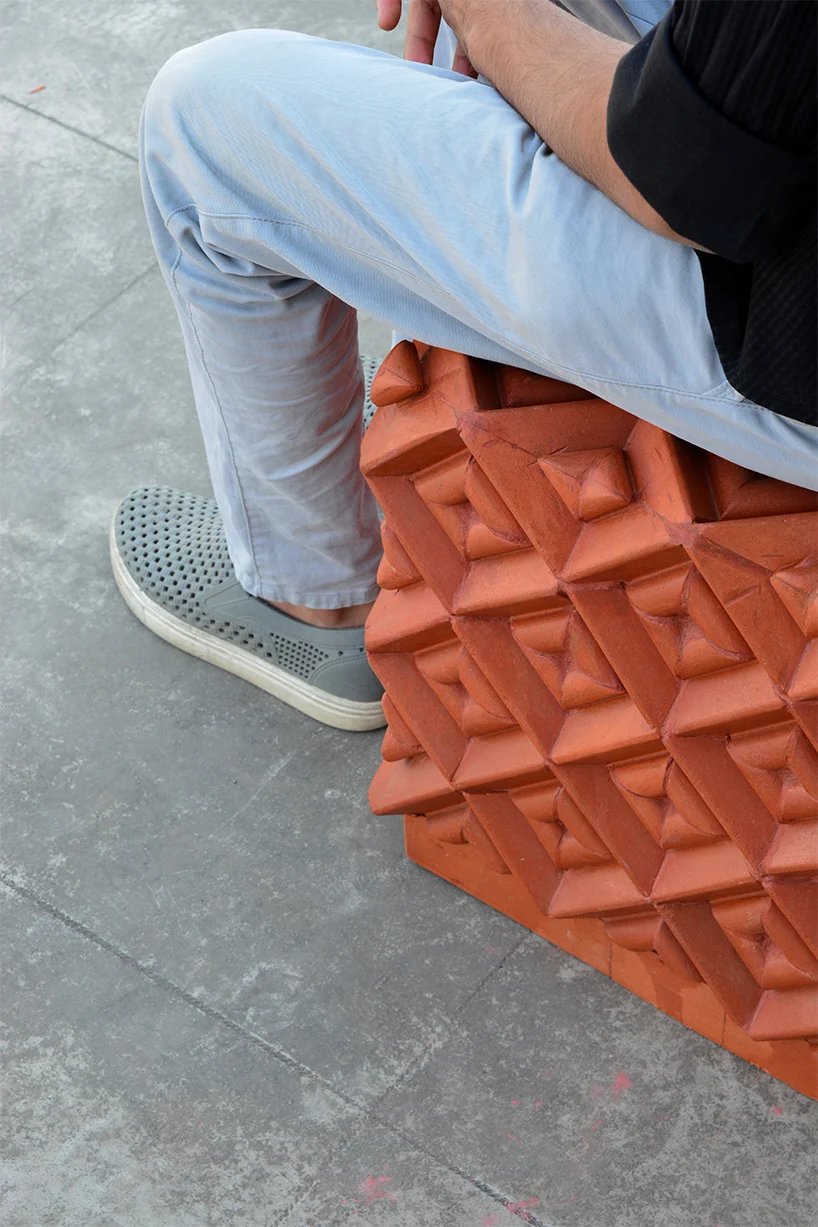 manoj patel 在雕塑户外家具系列中重新利用粘土屋顶瓦片 manoj patel 在雕塑户外家具系列中重新利用粘土屋顶瓦片